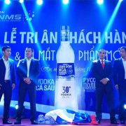 ban-lanh-dao-trong-buoi-ra-mat-vodka-canh-dong-nga ban-lanh-dao-trong-buoi-ra-mat-vodka-canh-dong-nga