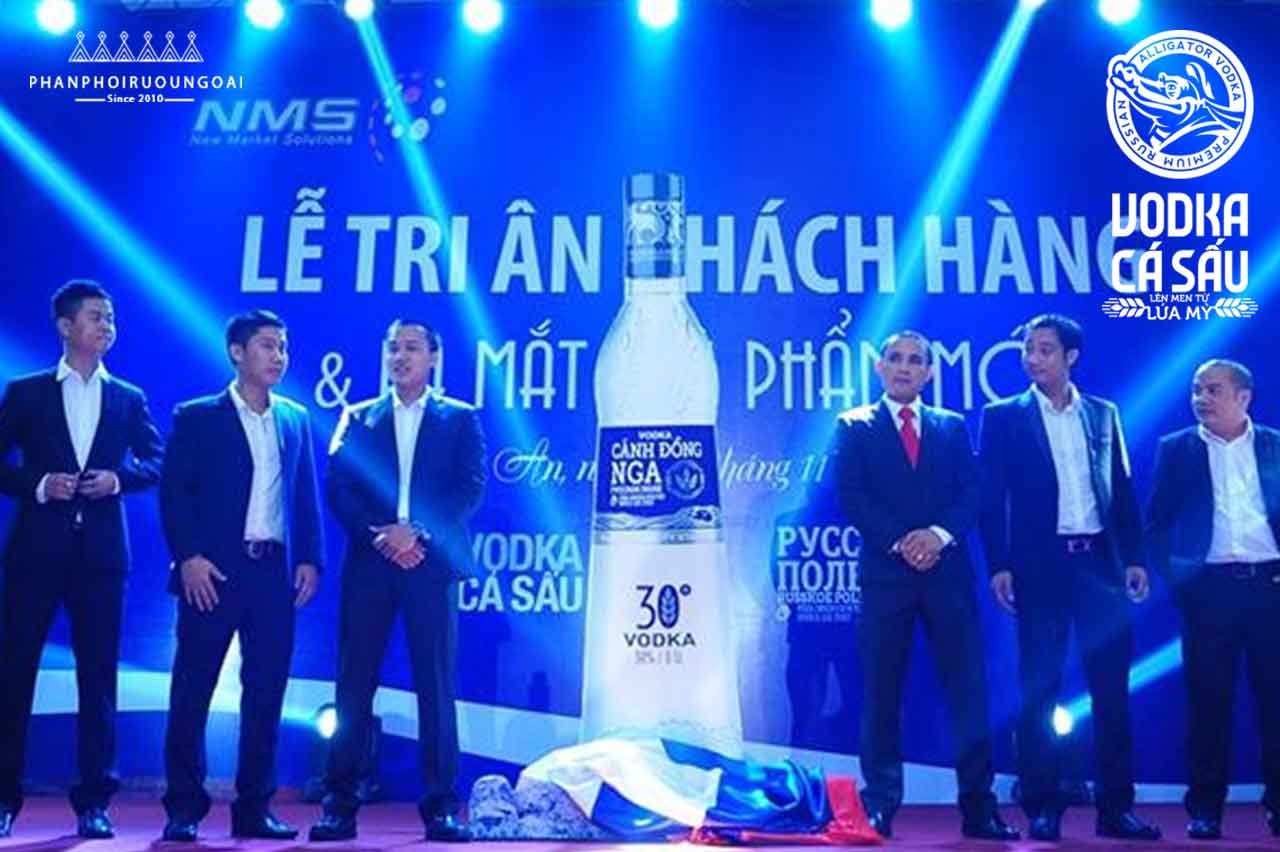 Ban lãnh đạo rượu Vodka Cá Sấu trong buổi ra mắt rượu Vodka Cánh Đồng Nga
