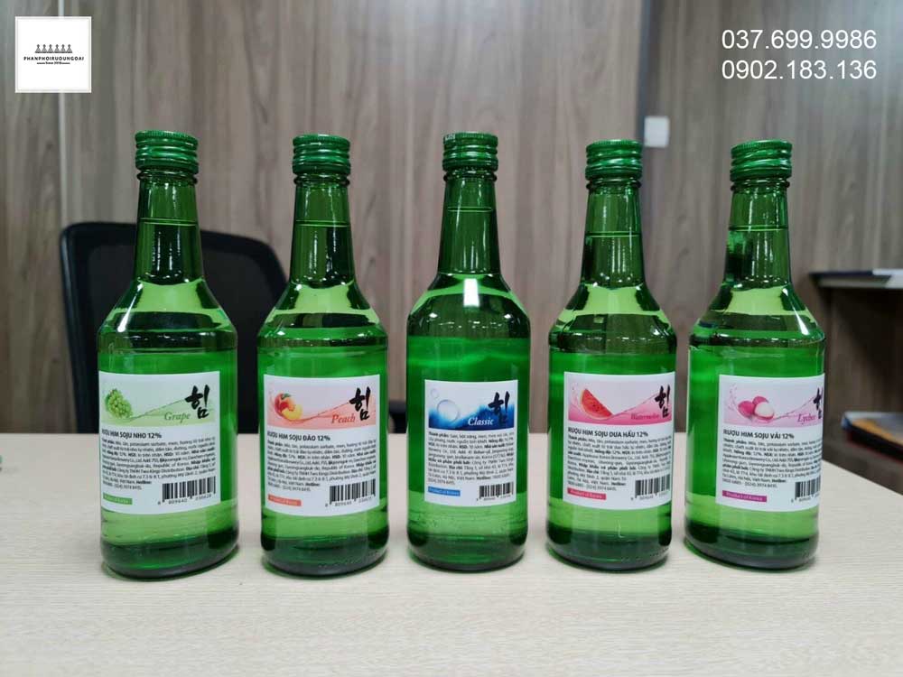Mặt sau các chai rượu Soju HIM