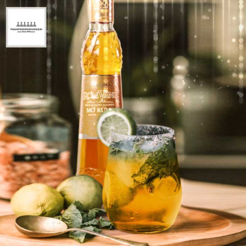 Ly cocktail với rượu mơ rừng rơm vàng